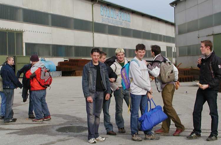 Gruppenbild vor den Hallen