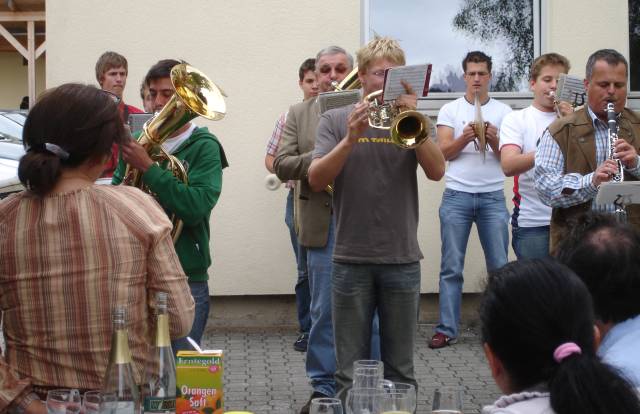 Die Musikkapelle, hauptsächlich bestehend aus Lehrlingen