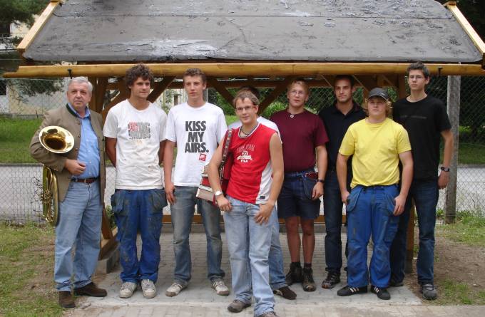 Gruppenbild mit dem Projektleiter, Herrn Fachlehrer Josef Eisl